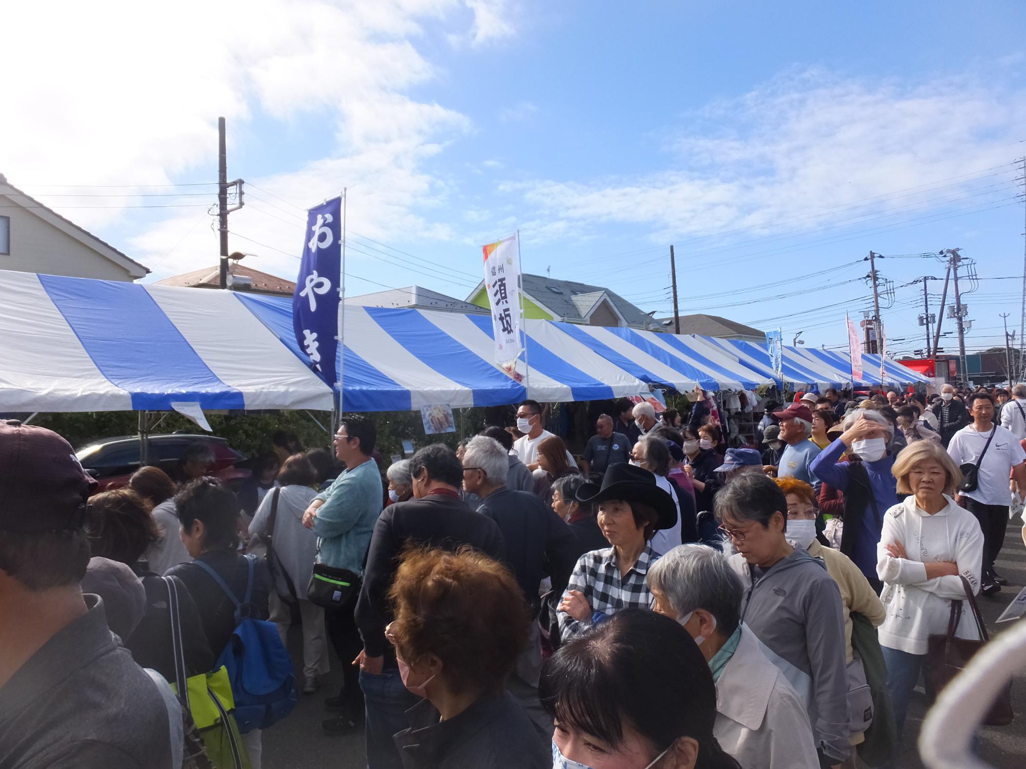 青いテントとイベント来場者の写真