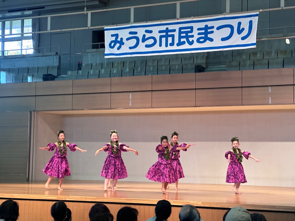 屋内ステージでフラダンスを披露する子どもたち