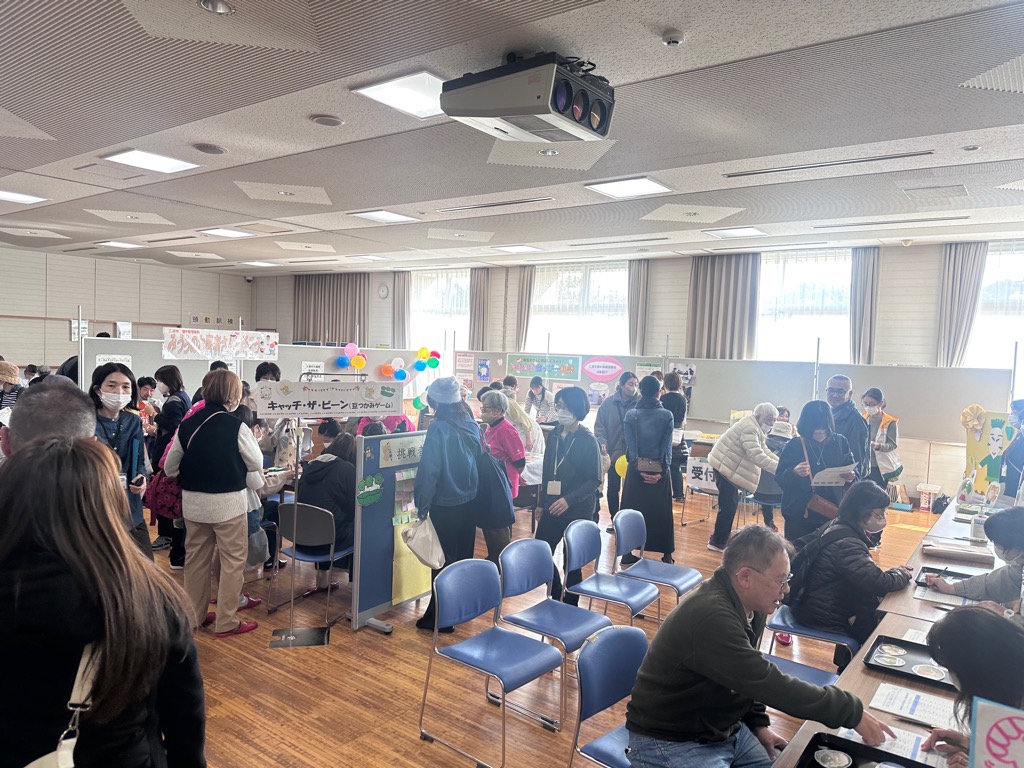 健康医療ゾーンの展示と来場者