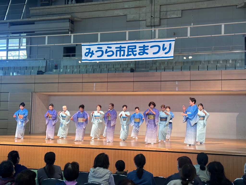 屋内ステージで披露された舞踊