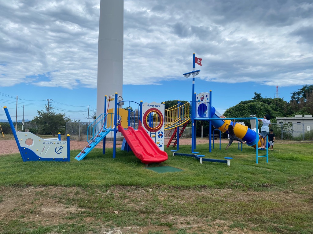 宮川公園の遊具で遊ぶ子どもたち