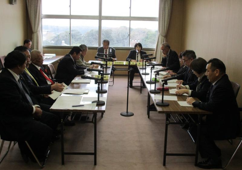議会運営委員会で報告、意見交換をする議員