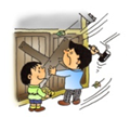 風が吹いている最中に男の人がトンカチで男の子は手伝いながら扉に木の板をバツ印に打ち付けているイラスト