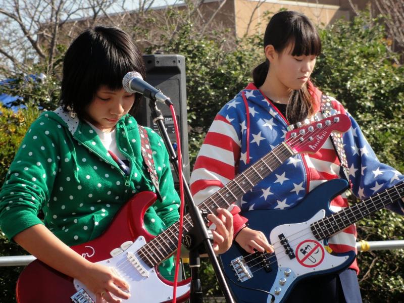 ギターを演奏している2人の女性の写真