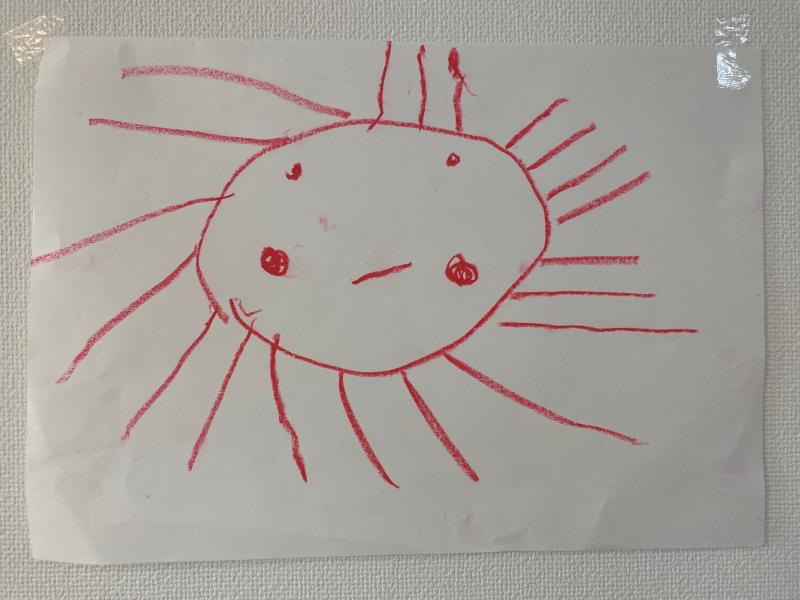 シンプルな線画で描かれた可愛らしい表情の太陽のイラスト