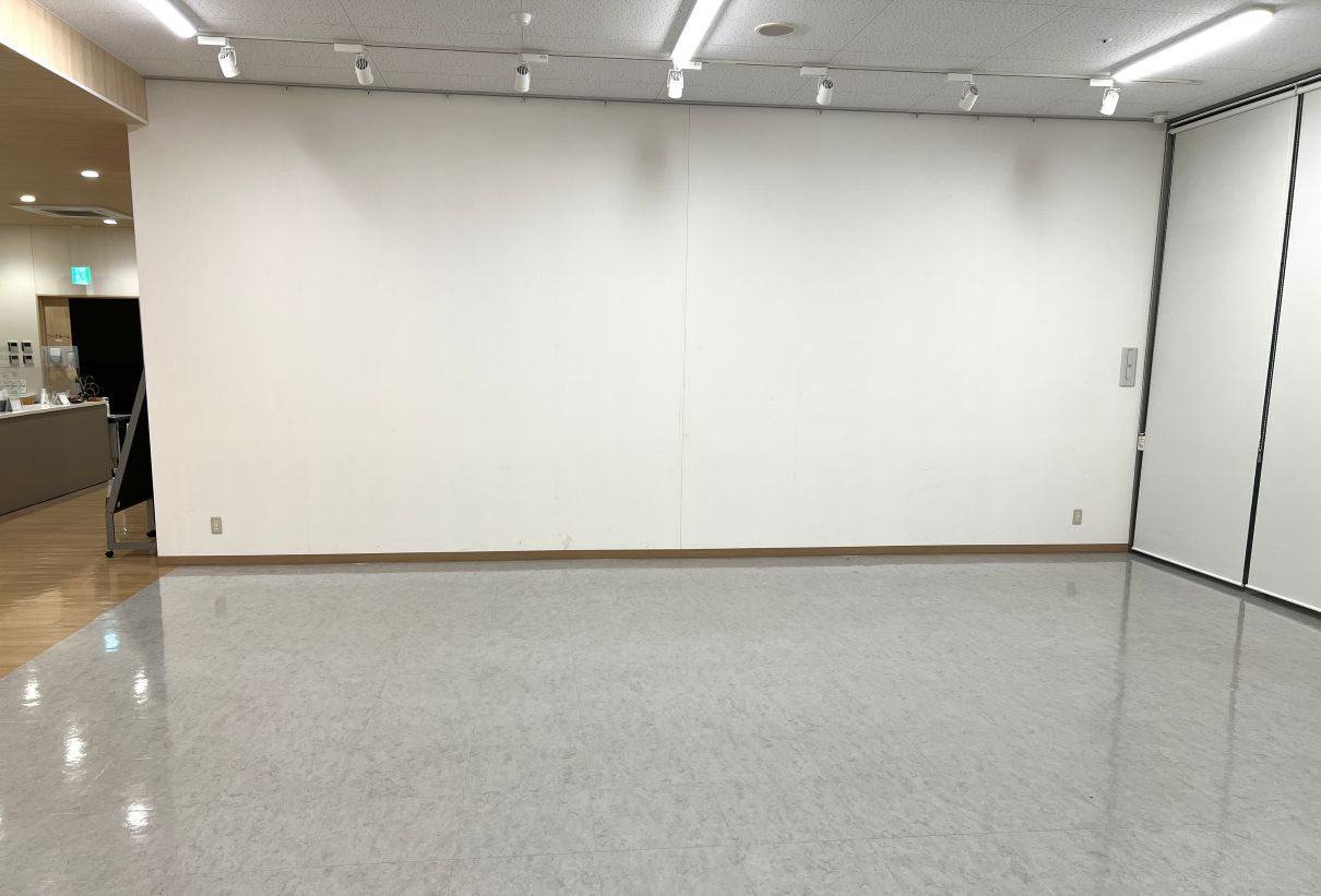 白い壁とグレーの床の写真