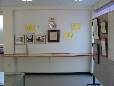 写真や文書が入った額縁が、壁に展示されている写真