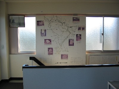 展示室の階段部分に、写真のついた大きな地図が貼られている写真