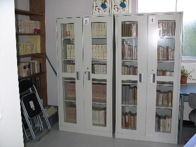 ガラス張りの扉がついた本棚が2つ並んでいる写真