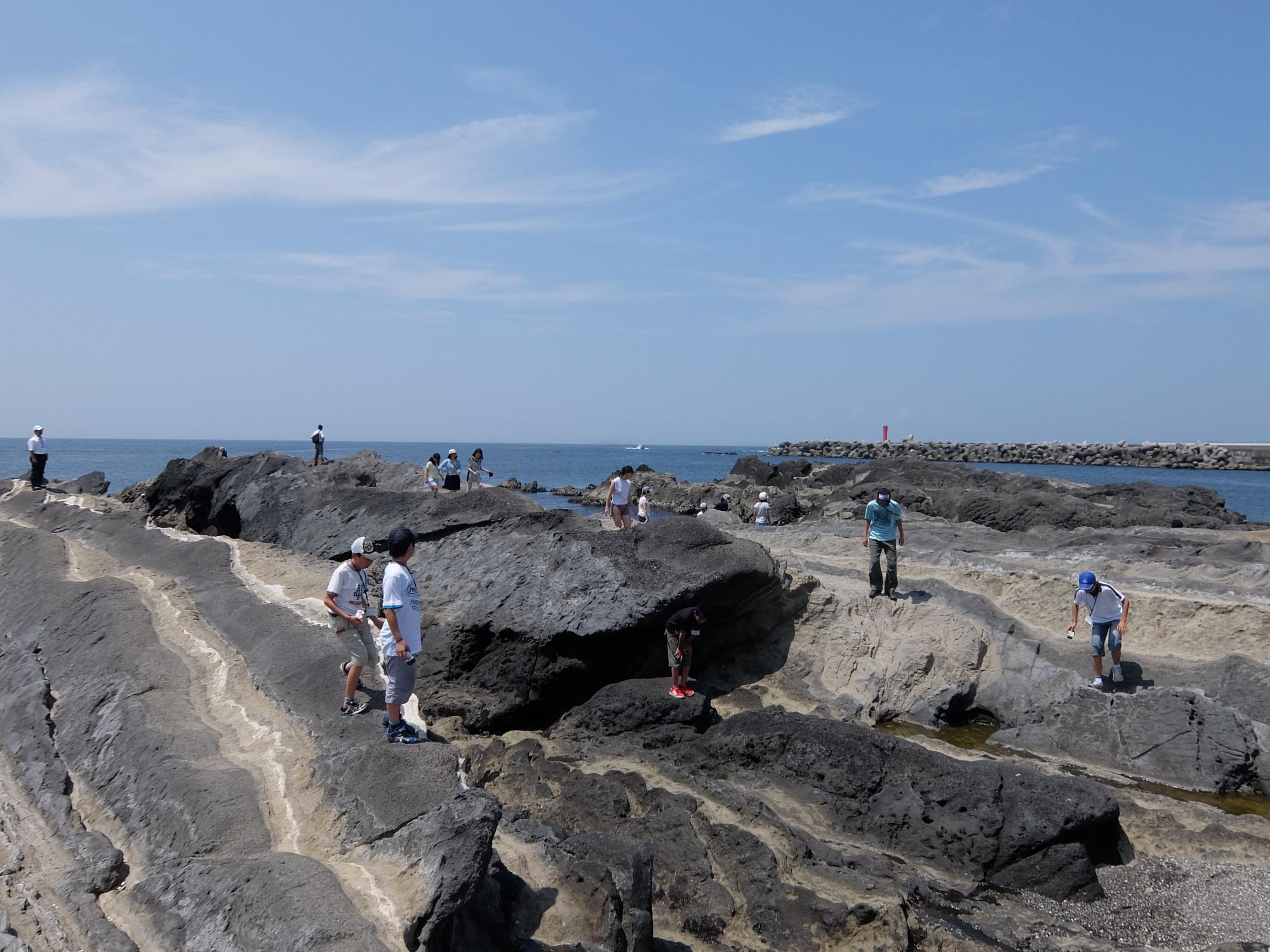 三浦市の磯で遊ぶ子供たち