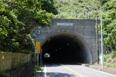 道路から続いている山の中のトンネルの写真