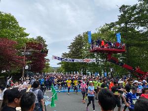 スタート地点から多くのランナーが出走するところ