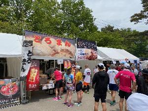 三浦市出展ブースに来場者が並んでいる様子