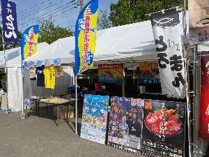 三浦市出展ブースに三浦国際市民マラソン等のパネルが並んでいる様子