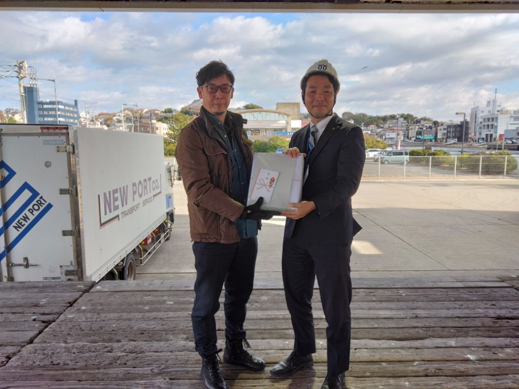 男性二人が立っている様子