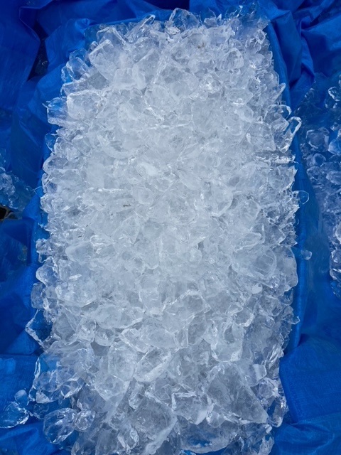 青い布の上に細かく割れた氷が山積みになっている写真