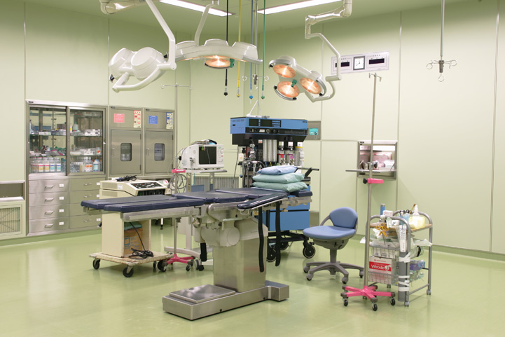 様々な器具や装置が用意された手術室の中の写真