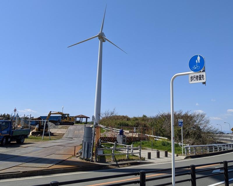 道路付近に設置された風力発電機の写真