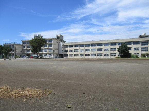 旧三崎中学校跡地を正面に向かって右方向斜めから写した写真