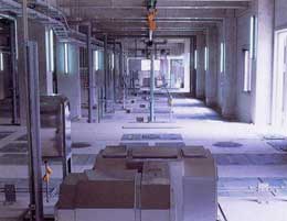 箱型の機械が置かれている施設内部の写真