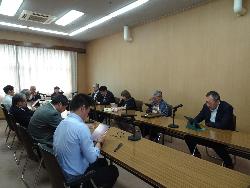 （写真：議会運営委員会で報告、意見交換をする議員）