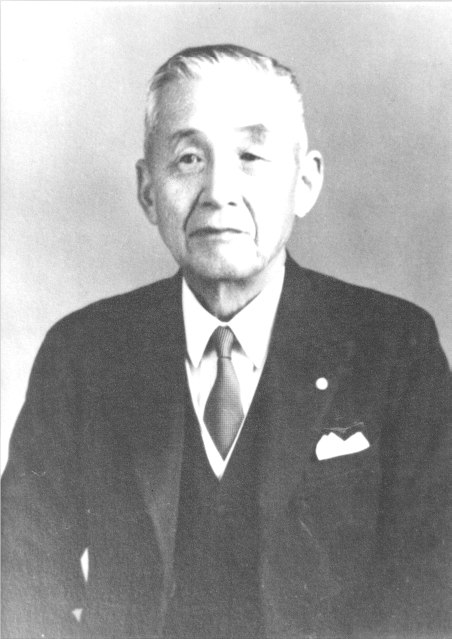 草場林太郎市長の白黒の肖像写真