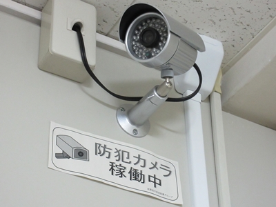 防犯カメラ稼働中と書かれた上に設置してある防犯カメラの写真