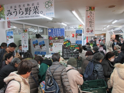 たくさんの人が集まっている京急ストア野菜売り場の写真