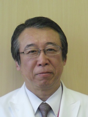 穏やかに微笑んでいる小澤幸弘総病院長の写真
