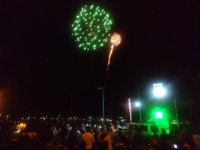 夜空に花火が打ち上がっている、花火大会の昨年の様子の写真