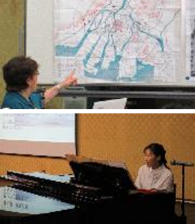 男性が地図を指して説明している写真、スクリーンの横でピアノを弾いている女性の写真