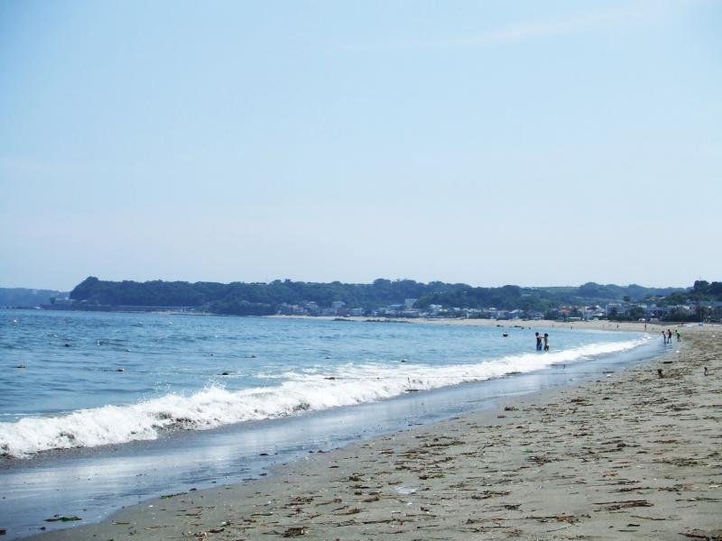 長い砂浜が続く三浦海岸の海岸線の写真