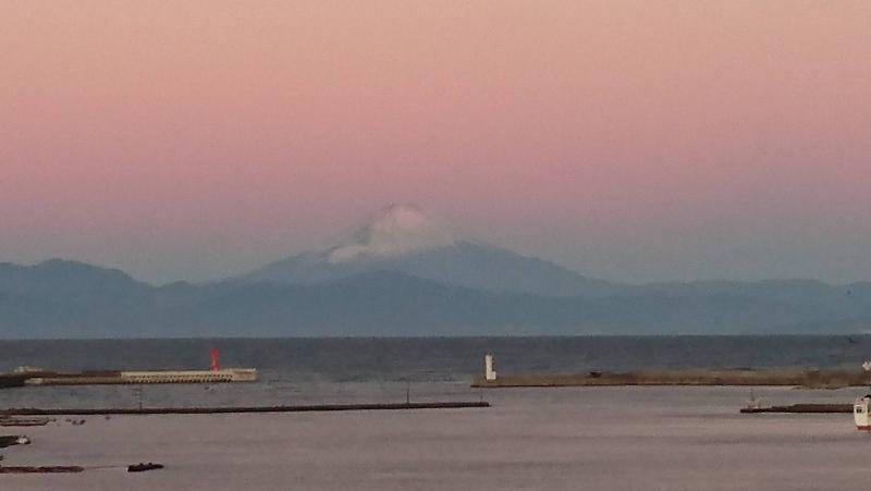 三浦市からの富士山の朝焼けの景色の写真