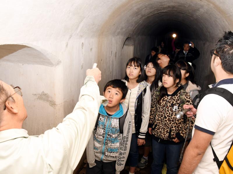 地下壕で説明を受ける子供たちの写真