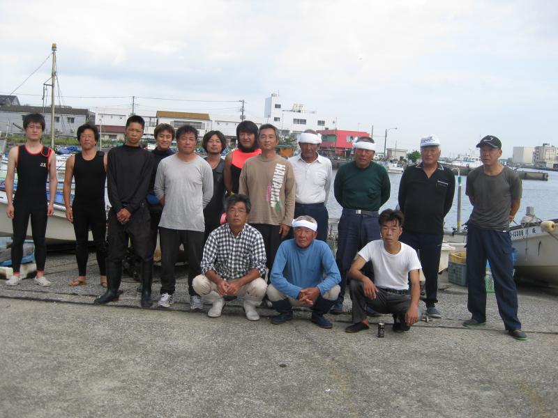 漁港で撮影された、城ヶ島漁業協同組合とダイバーの皆さんの集合写真