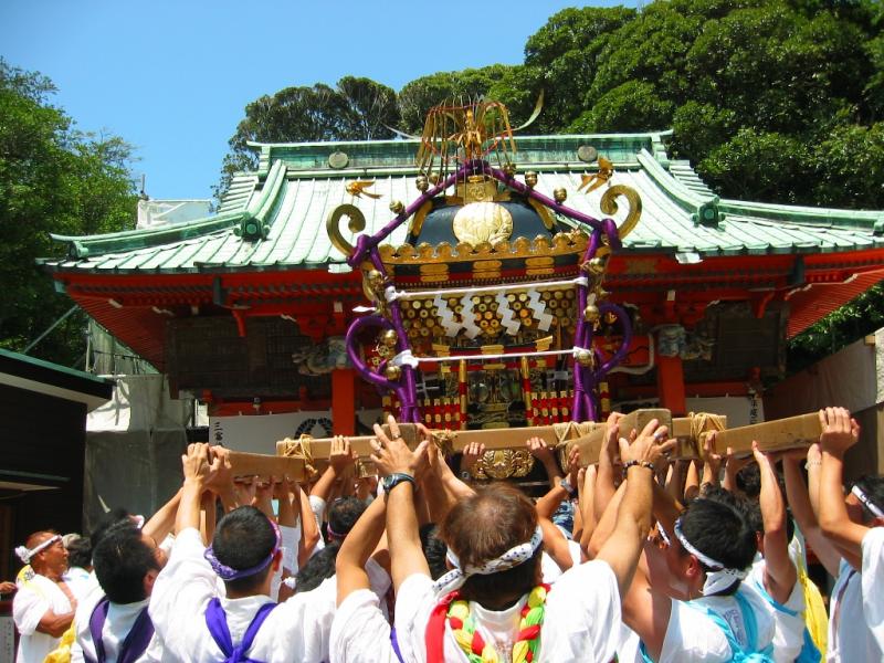 大勢の参加者が神輿を担いでいる海南神社例大祭の写真