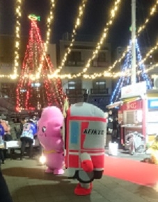 ライトアップされた三浦海岸駅の中でマスコットたちが立っている写真