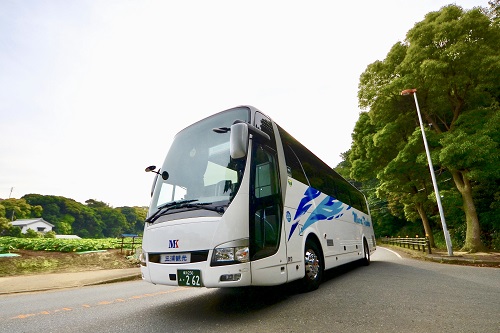 白い背景に青と水色の模様が入った観光バスの写真