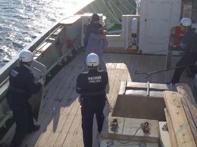 船の上でテロ対策訓練を行う警察官たちの写真
