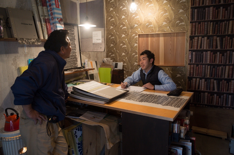 尼野さんと男性が店内で会話をしている写真