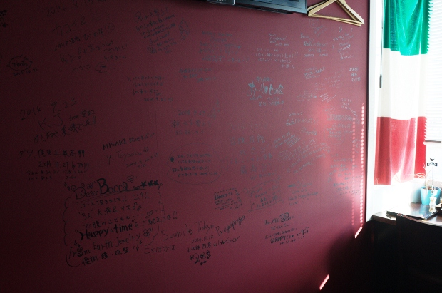 店内の赤い壁に、地元の人のメッセージが沢山書いてある写真