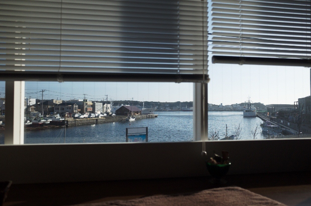 窓の外から三崎の海と城ヶ島が一望できる景色の写真